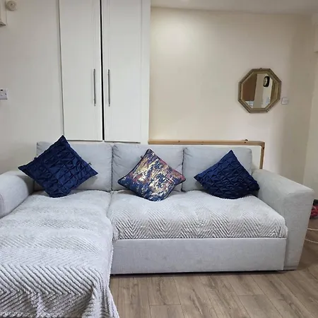 Charming 2-bedroom In Center *