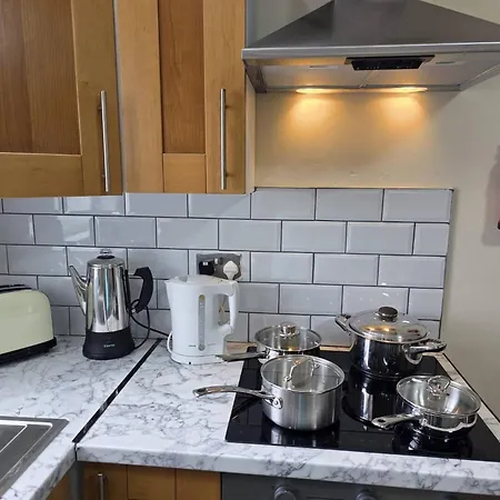 Charming 2-bedroom In Center Apartment *