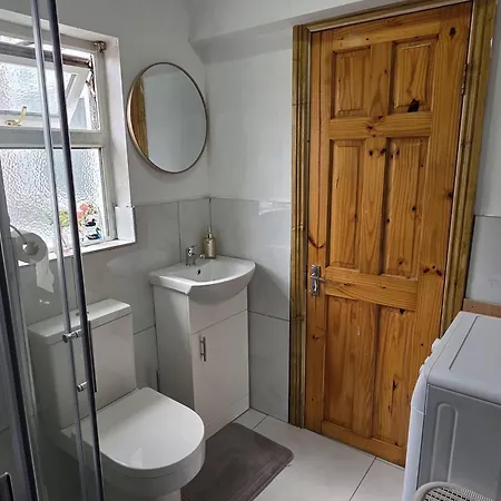 Charming 2-bedroom In Center Apartment *