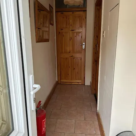 Charming 2-bedroom In Center Apartment *