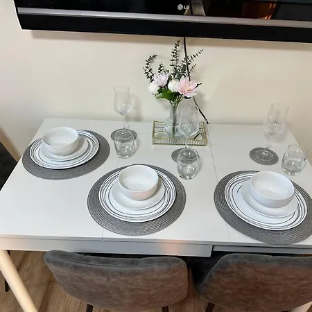 Charming 2-bedroom In Center *